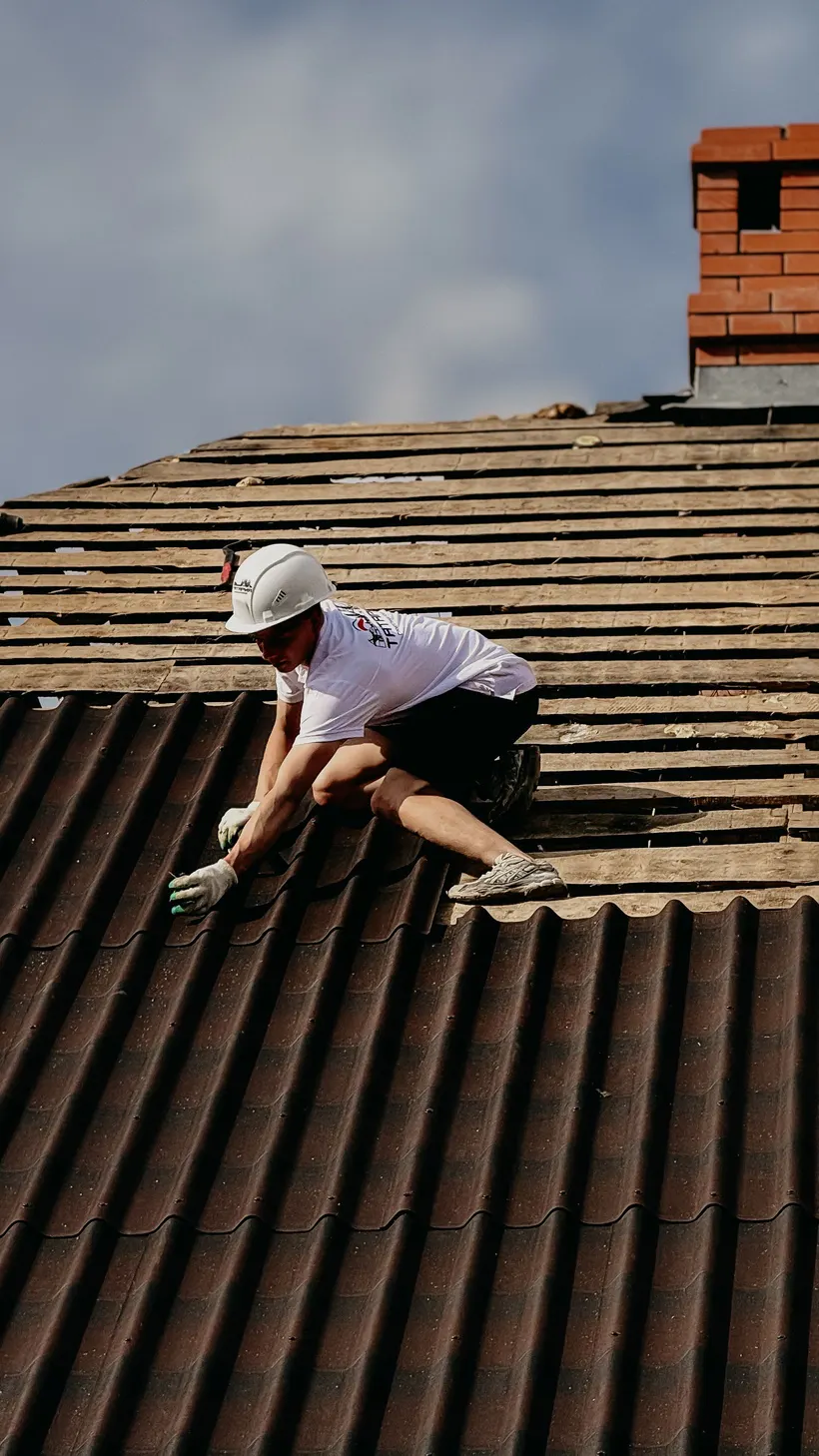 Dacharbeiten – Reparatur und Neueindeckung eines Daches