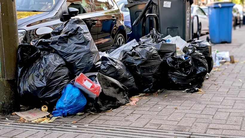 Mehrere Mülltonnen zur getrennten Hausmüllentsorgung