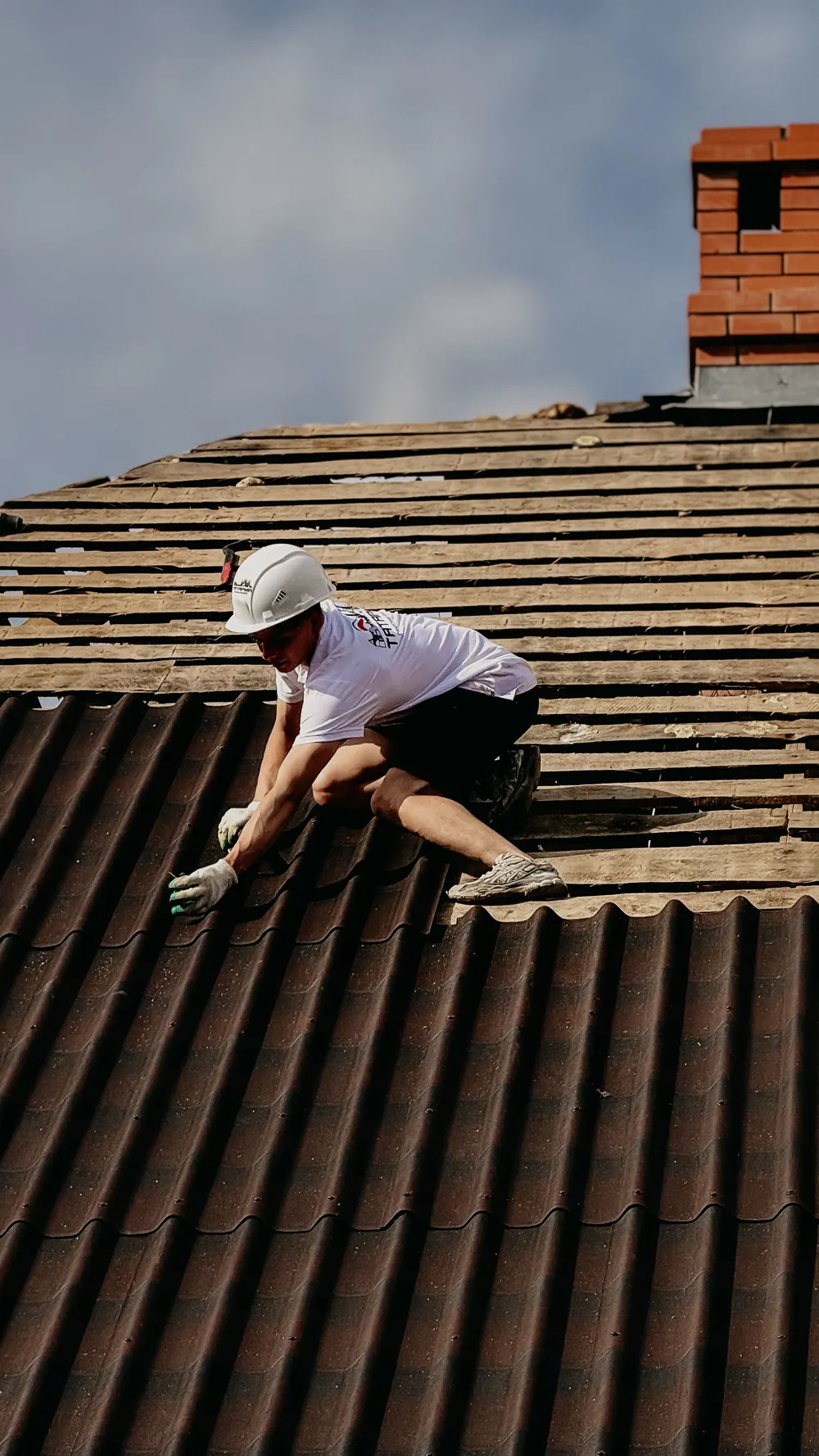 Reparatur eines durch Sturm beschädigten Daches